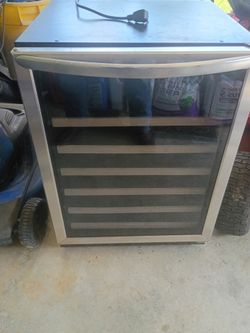 Frigidaire Gallery wine Fridge like new works great inside is perfect wine or soda or kids drinks cold 41F to 64F