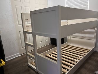 Twin bunk beds