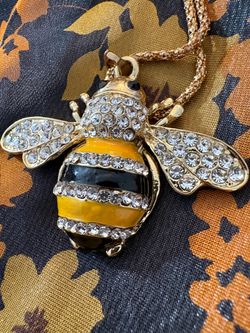 Betsey Johnson bumblebee pendant necklace