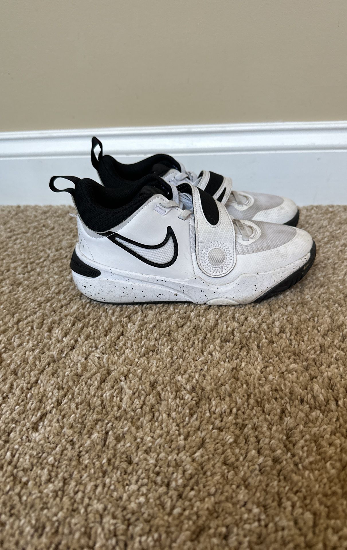 Nike Big Boys Size 4 Sneakers. Like New!!