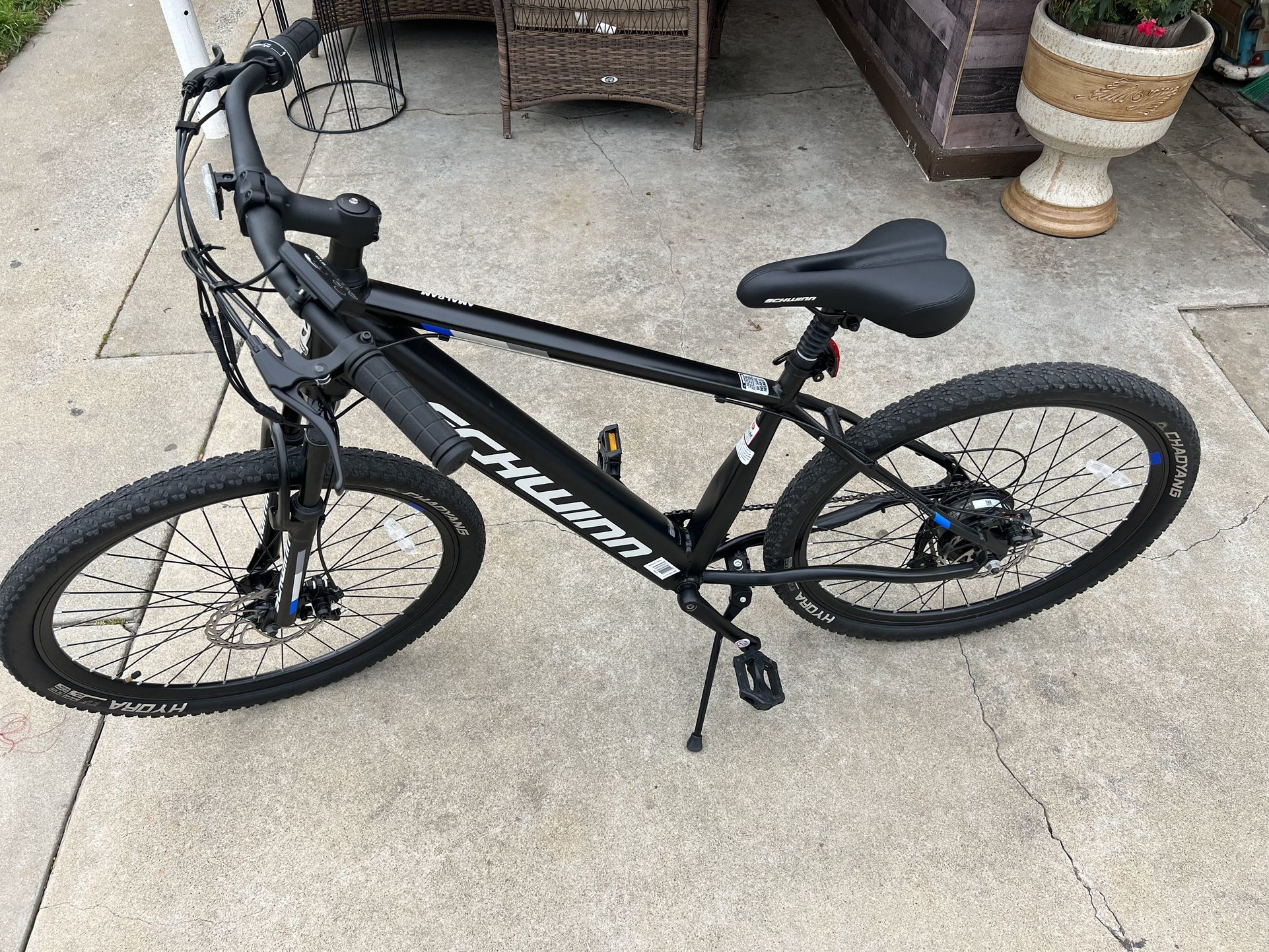 Schwinn Amalgam M Black Electric Bike Bicycle LIKE NEW