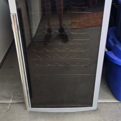 Free Master Chef Wine Refrigerator-Needs Repair 