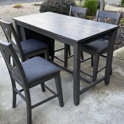 Table / 4 Chair Set 