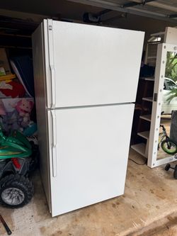 GE 21.6 cu ft Fridge