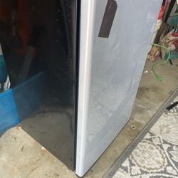 Mini fridge w/ freezer