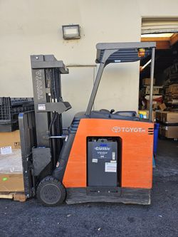Toyota Electric Forklift Stand Up Rider Truck, 7BNCU15.