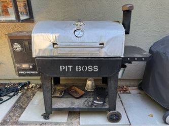 Pit Boss Pro Series 1100 sq in wood pellet smoker grill