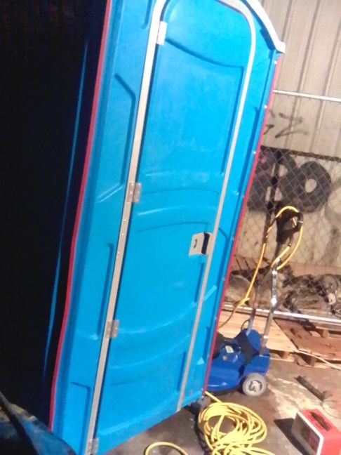 Baño Portatil / Portable Bathroom