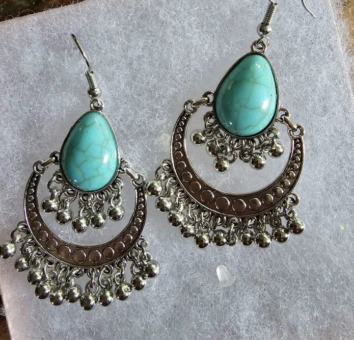 TURQUOISE  CHANDOLIER SILVER TREND ON EARRINGS

