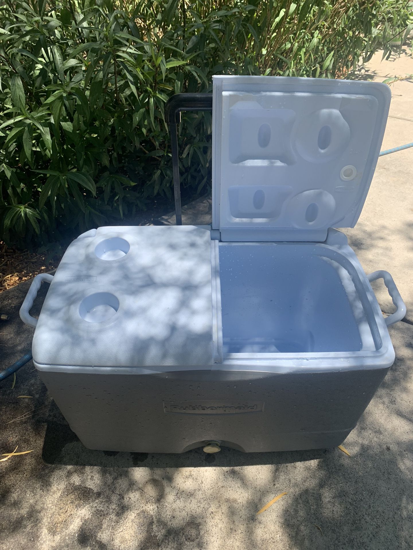 Rubbermaid Cooler On Wheels With Extendable Pull Handle