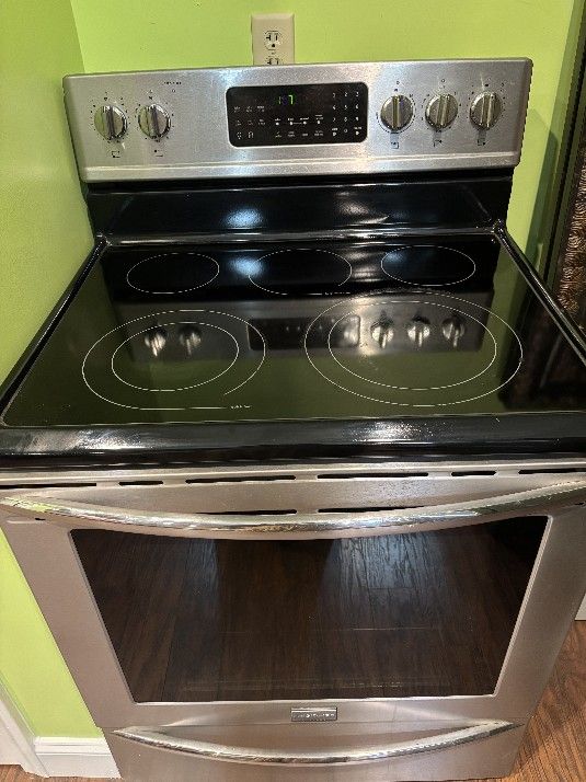 Reliable Frigidaire Electric Stove for Sale!
