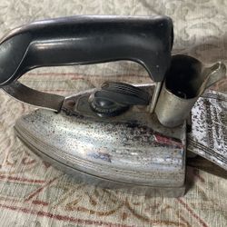 Vintage General Electric GE iron with patina     Sad iron 