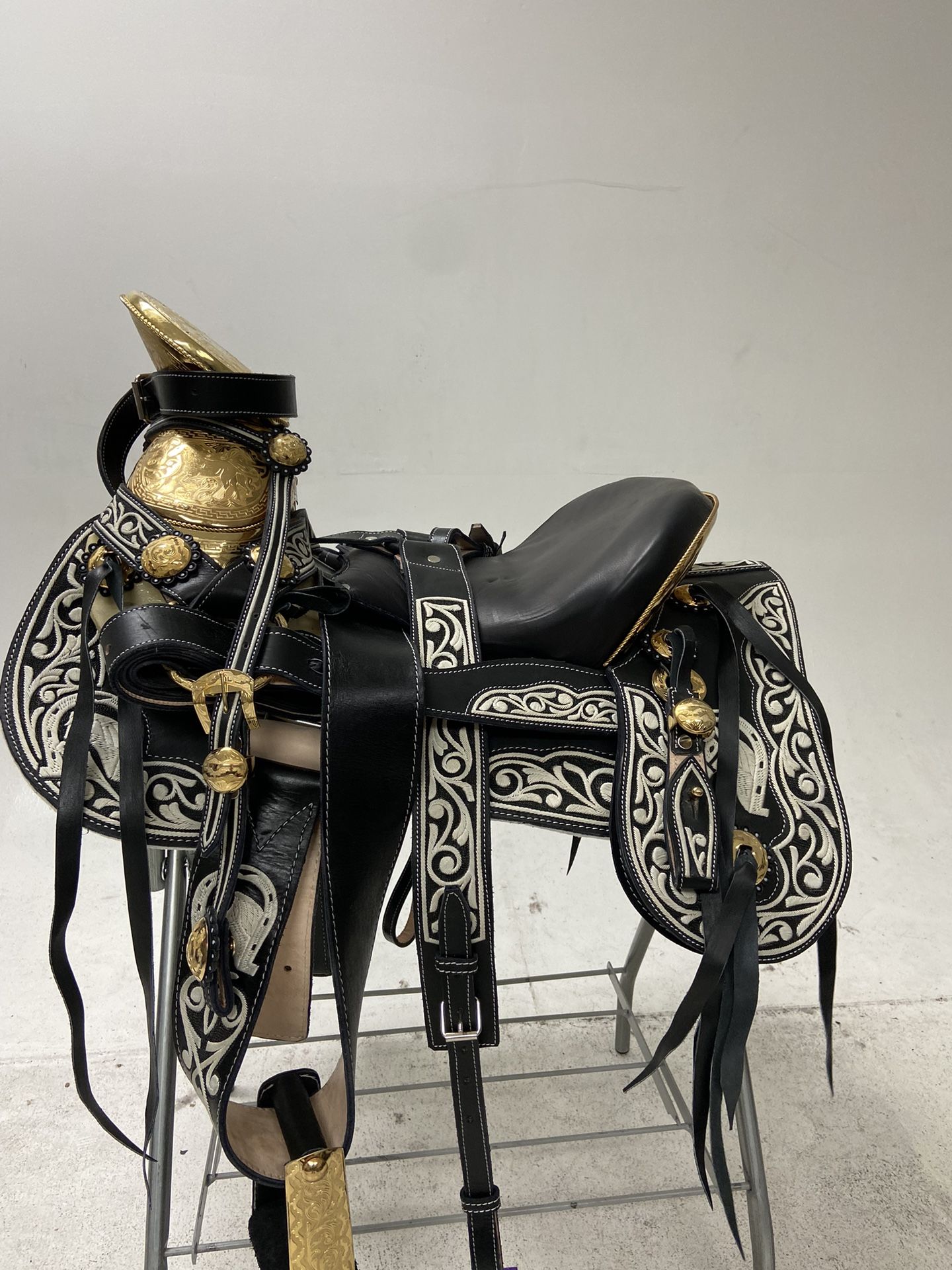 Nueva Montura Charra Pitiada Original Con Herrage Y Fuste Chapeado En Oro
