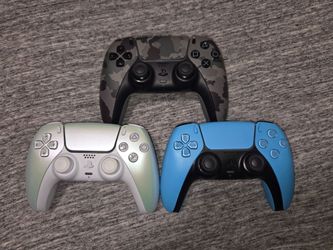 PS5 DualSense Controllers – Lot of 3