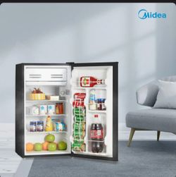 Midea
Compact Refrigerator MRM33S8ASL