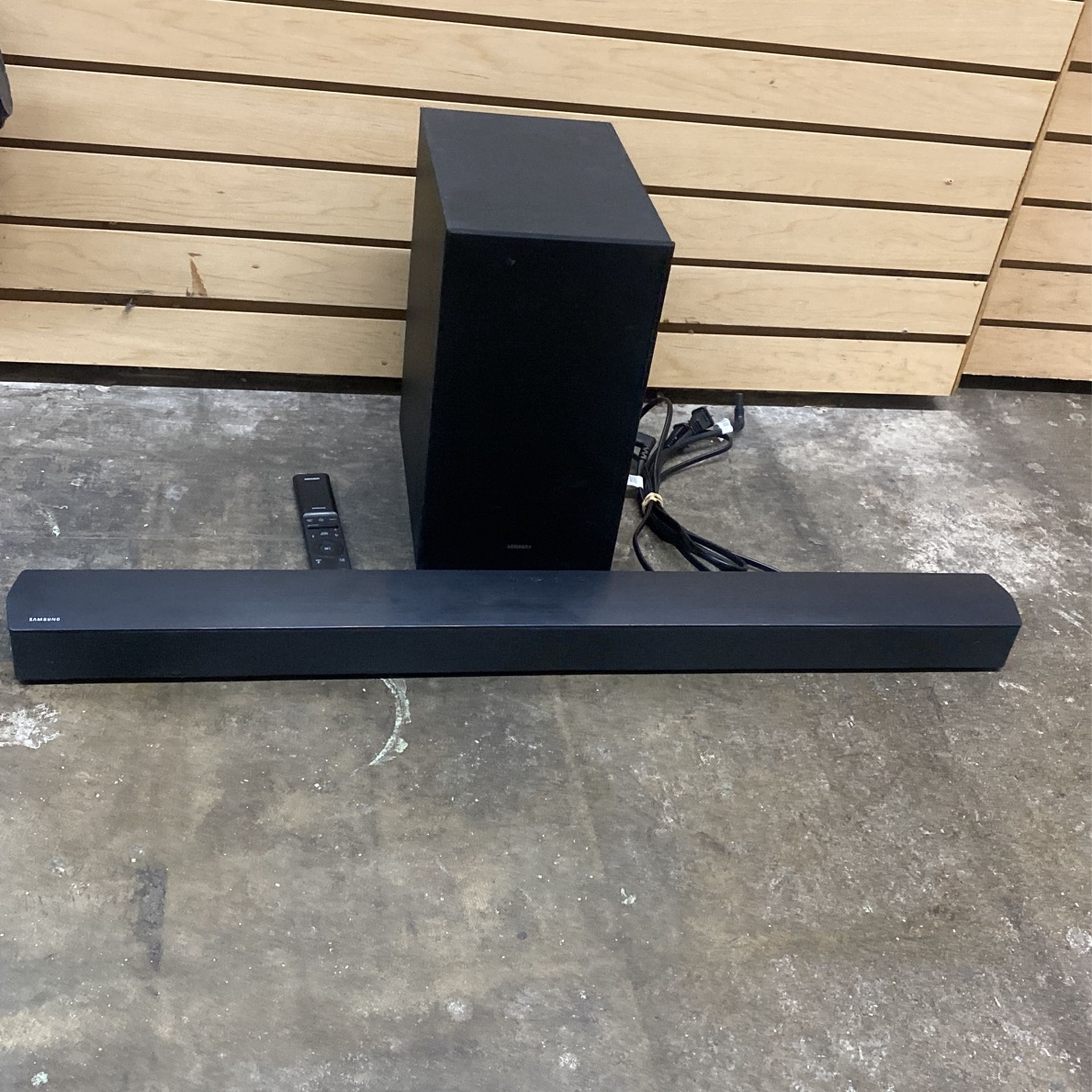 Samsung PS-WC 40T Subwoofer With Samsung HE-C43M Soundbar With Power Cord & Remote Control