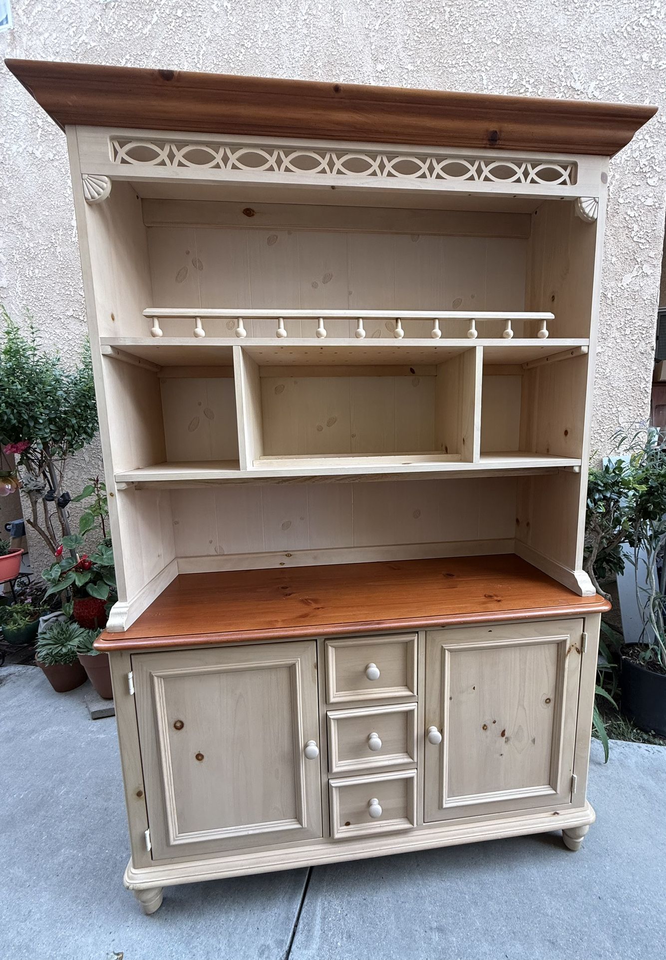 Broyhill Solid Wood Hutch / Buffet with Upper Shelves