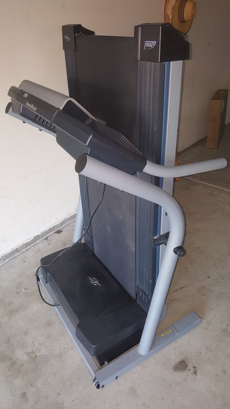 Treadmill NordicTrack C1800i for Sale in Yucaipa, CA OfferUp