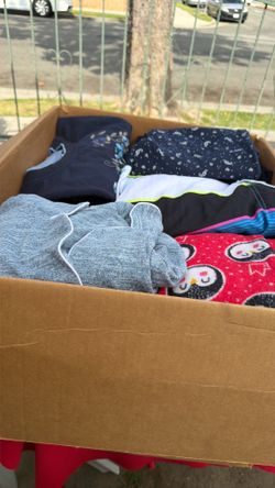 Caja de ropa usada de hombre y mujer mix más de 70 piezas $10 toda