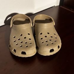 Score These Tan Crocs (Size 7-9) – Lightweight & All-Purpose Clogs