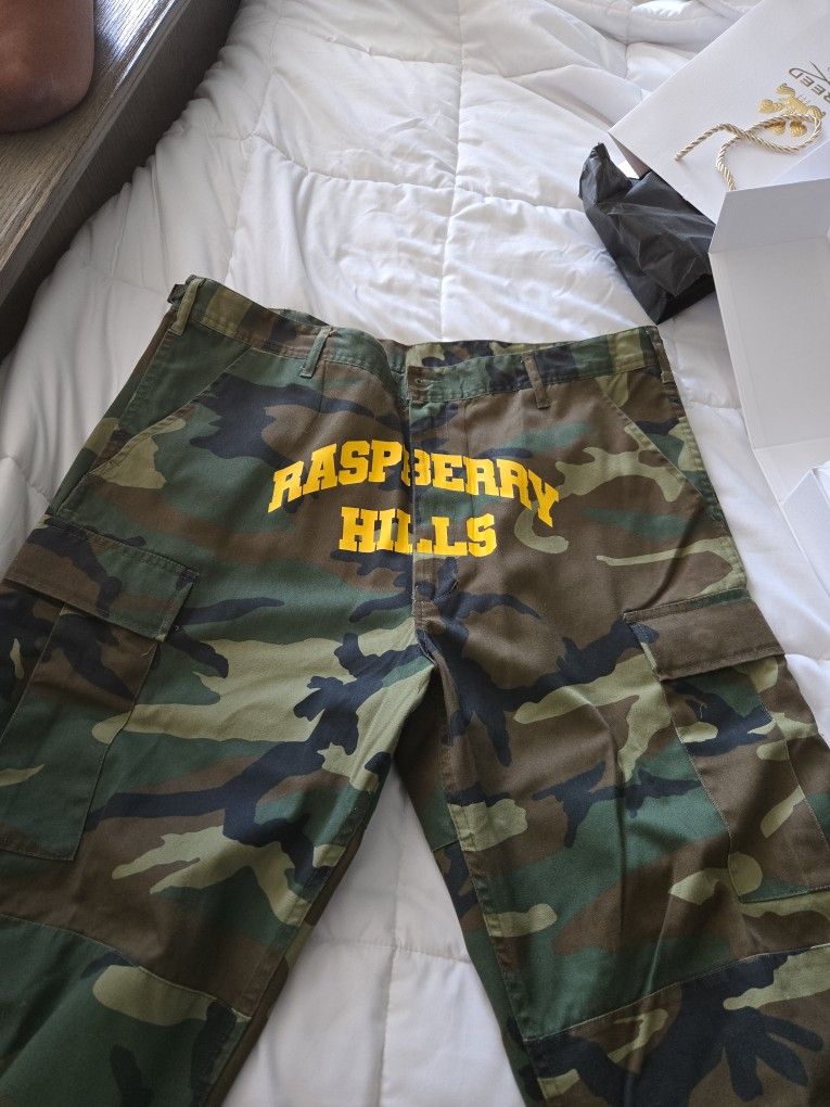 GV GALLERY CAMO PANTS NEW