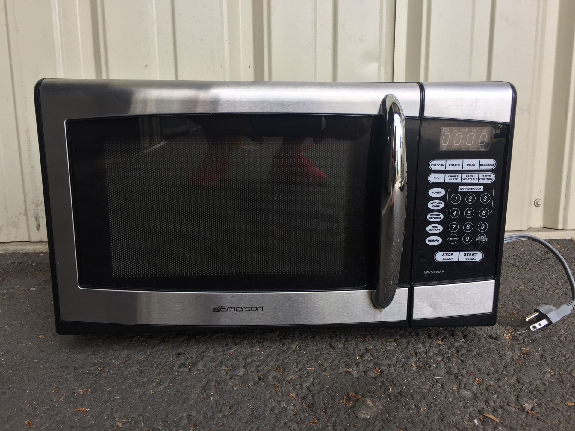 Emerson MW8999SB Stainless Steel 0.9 Cubic Foot 900-watt Microwave Oven