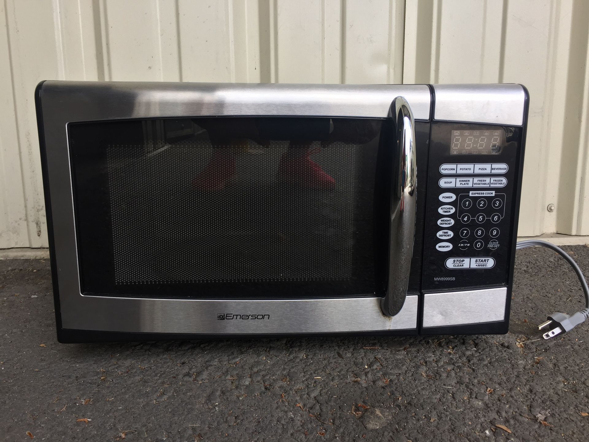 Emerson MW8999SB Stainless Steel 0.9 Cubic Foot 900-watt Microwave Oven ...