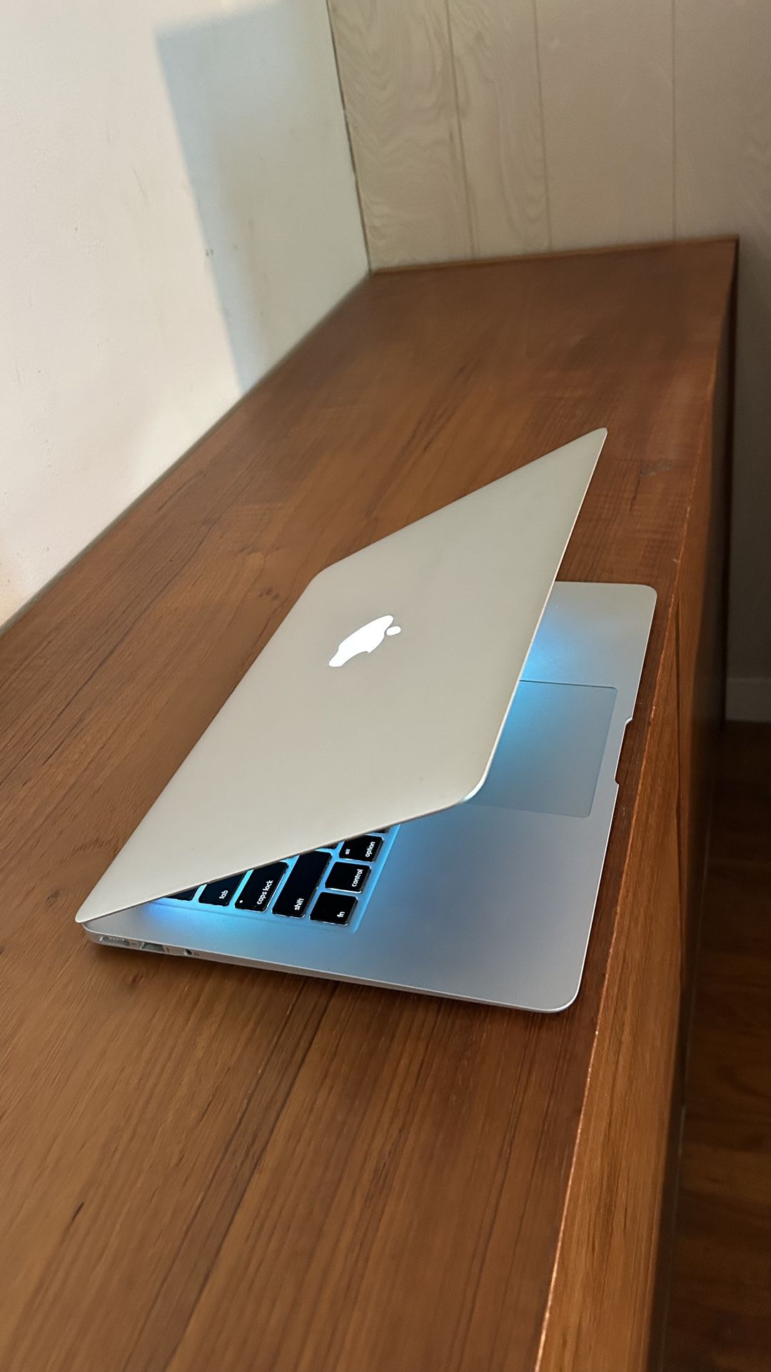 Apple MacBook Air 13” I5/8GB/256GB SSD $180