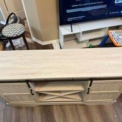 New tv stand for 65"tv with storage.
Size: 58" x 15.7" x 28"
New in box.