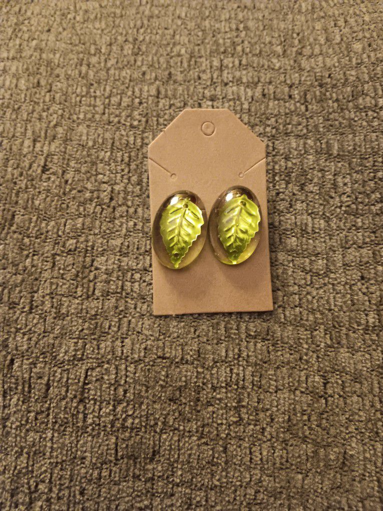 Green Leaf Stud Earrings (Light)