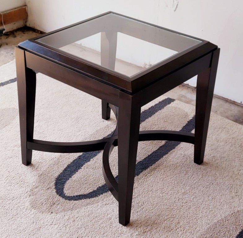 Beautiful End Table / Accent Table - For Sale