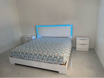 Brand New King Bed with King Mattress and 2 Nightstands - Cama King con Colchón King y 2 Mesas de Noche Nuevo a Estrenar … Fast 🚚