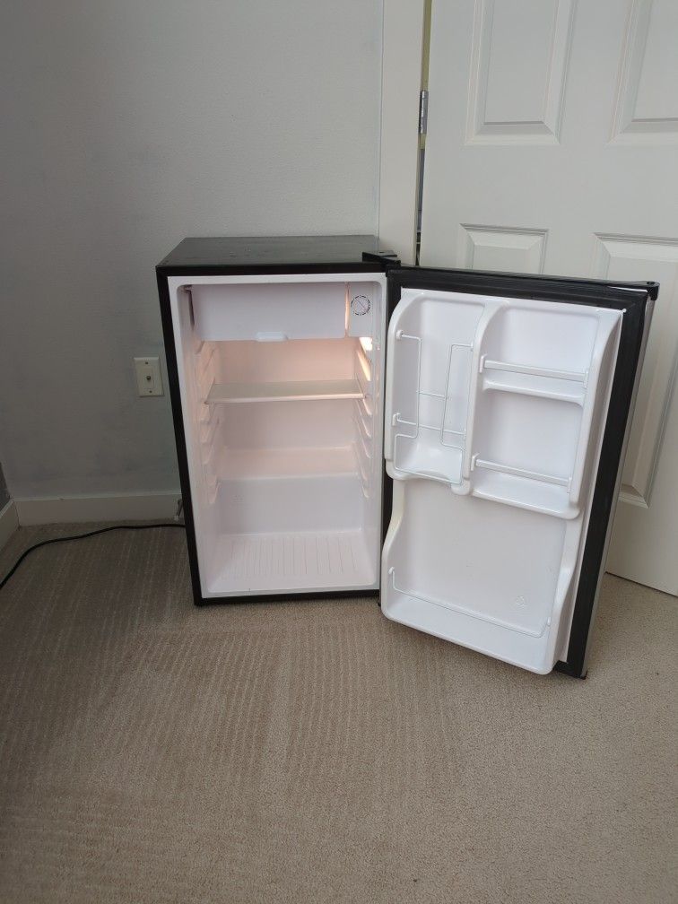 Magic Chef Mini Fridge/Freezer