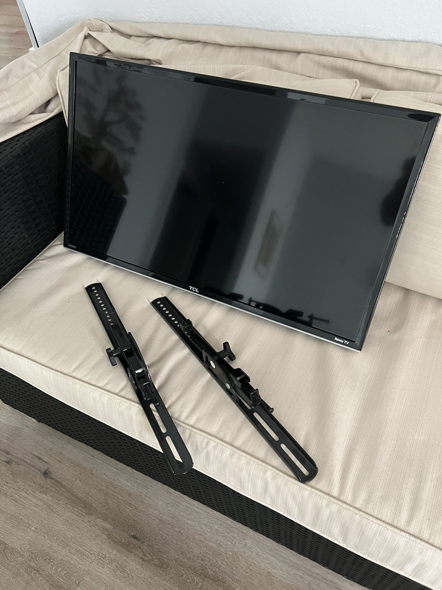 32 Inch TCL Roku Smart Tv With Wall Mount.