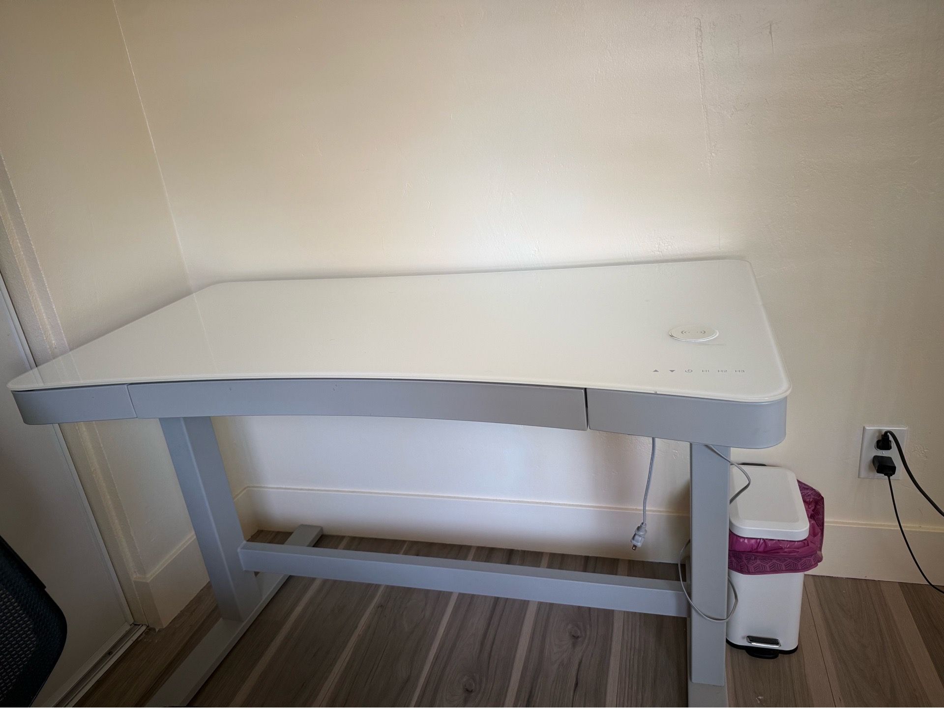 Minimalist electric sitting/standing desk