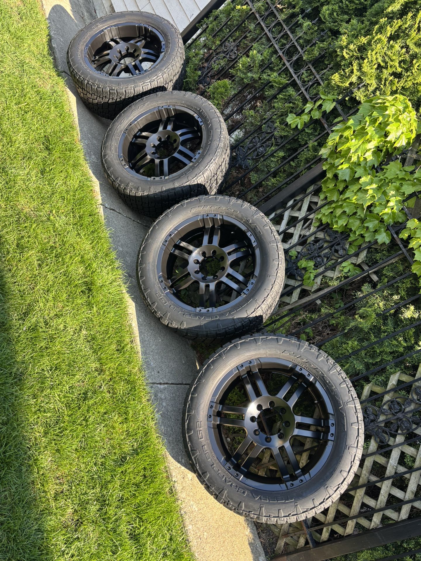 Black  Wheels  22x10  8x165   35s