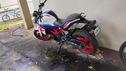 Moto marca BMW color rojo,azul y blanco