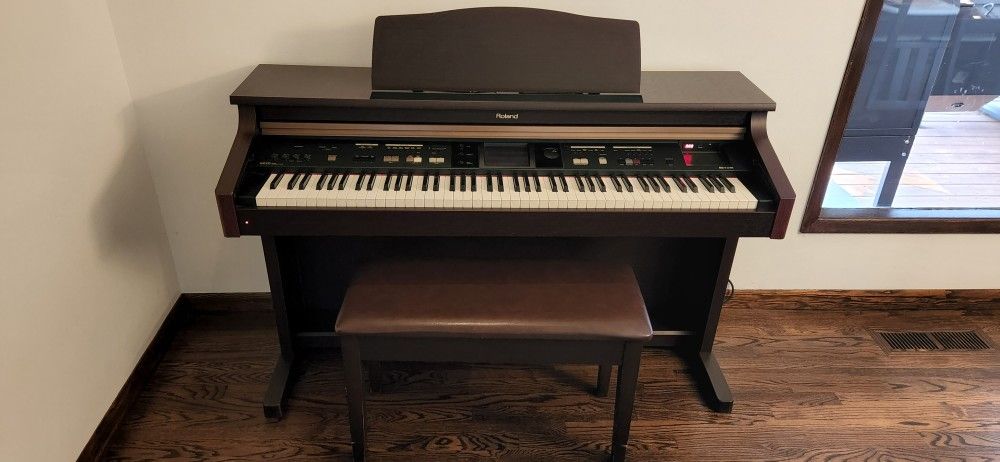 Roland KR-105 Digital Piano