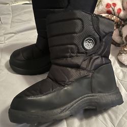Boys Size 5 Snow Boots