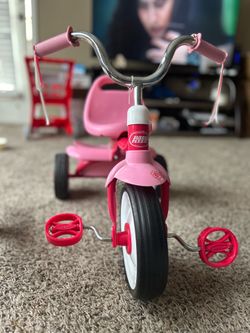 Radio flyer tricycle with helmet
