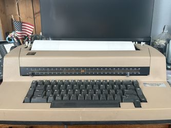 IBM Selectric III Electric Typewriter With 3 Font Balls