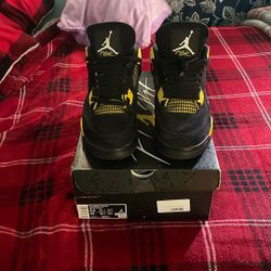 Jordan 4 Retro Thunders Size 8.5