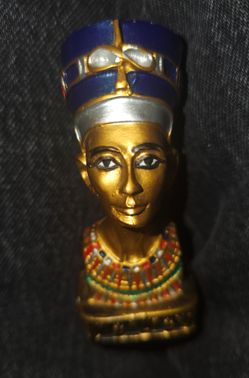 Ancient Egyptian Painted Queen Nefertiti Bust Small Figure
Measures: 4 5/8" Tall x 1 3/4" Long x 1 1/2" Wide
Weight: 6.4 oz.
Material-Painted Resin