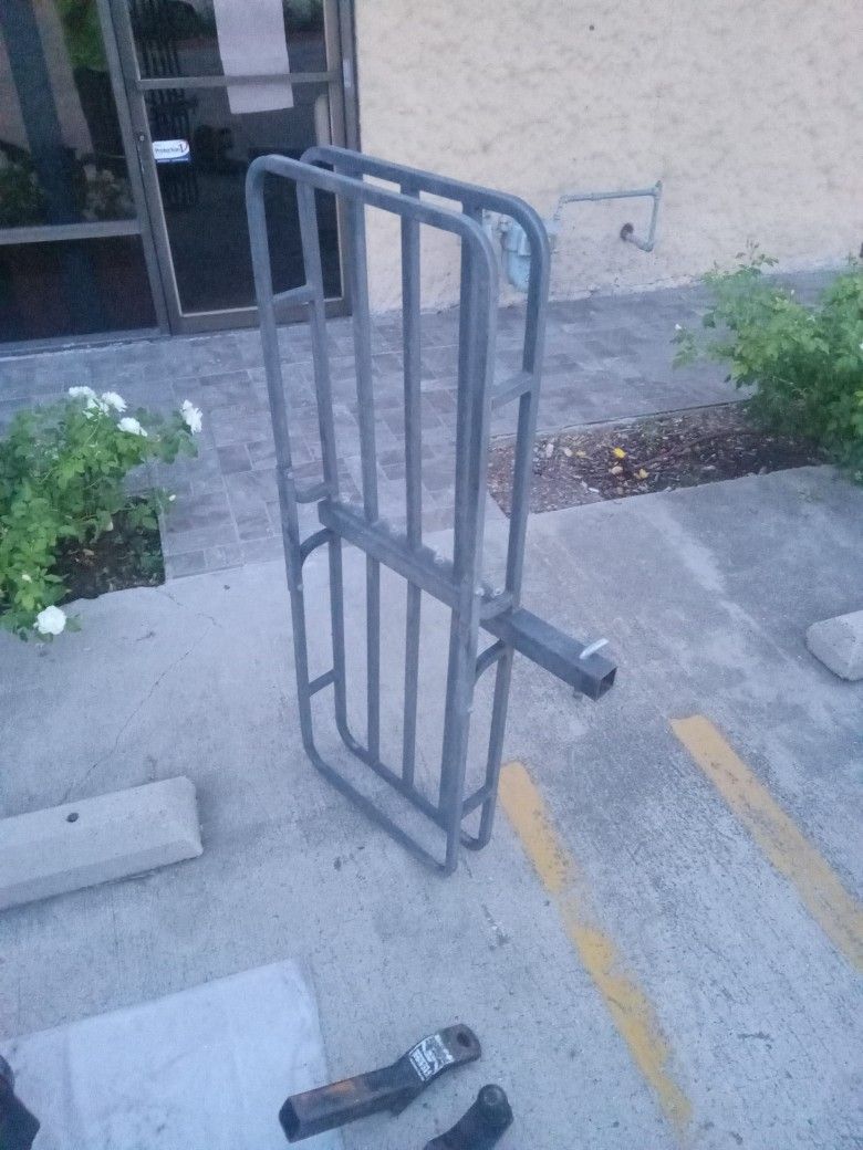 Hitch cargo carrier