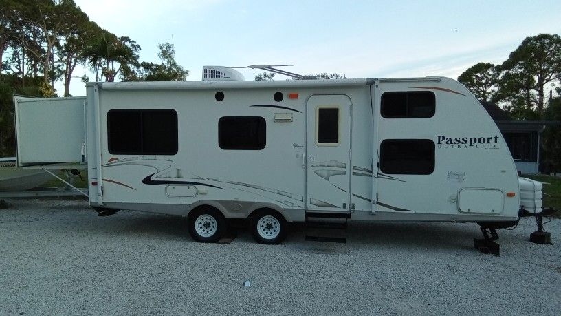 2008 Keystone 24 Ft Rear Slide Out And Super Clean Condition