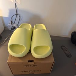 Yeezy slide Adidas Green Glow 