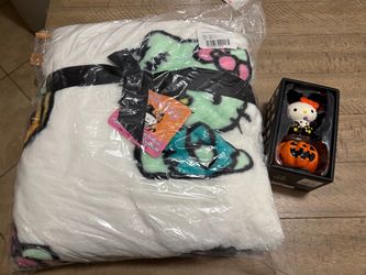 Hello kitty Frankie faux fur throw and salt and pepper set