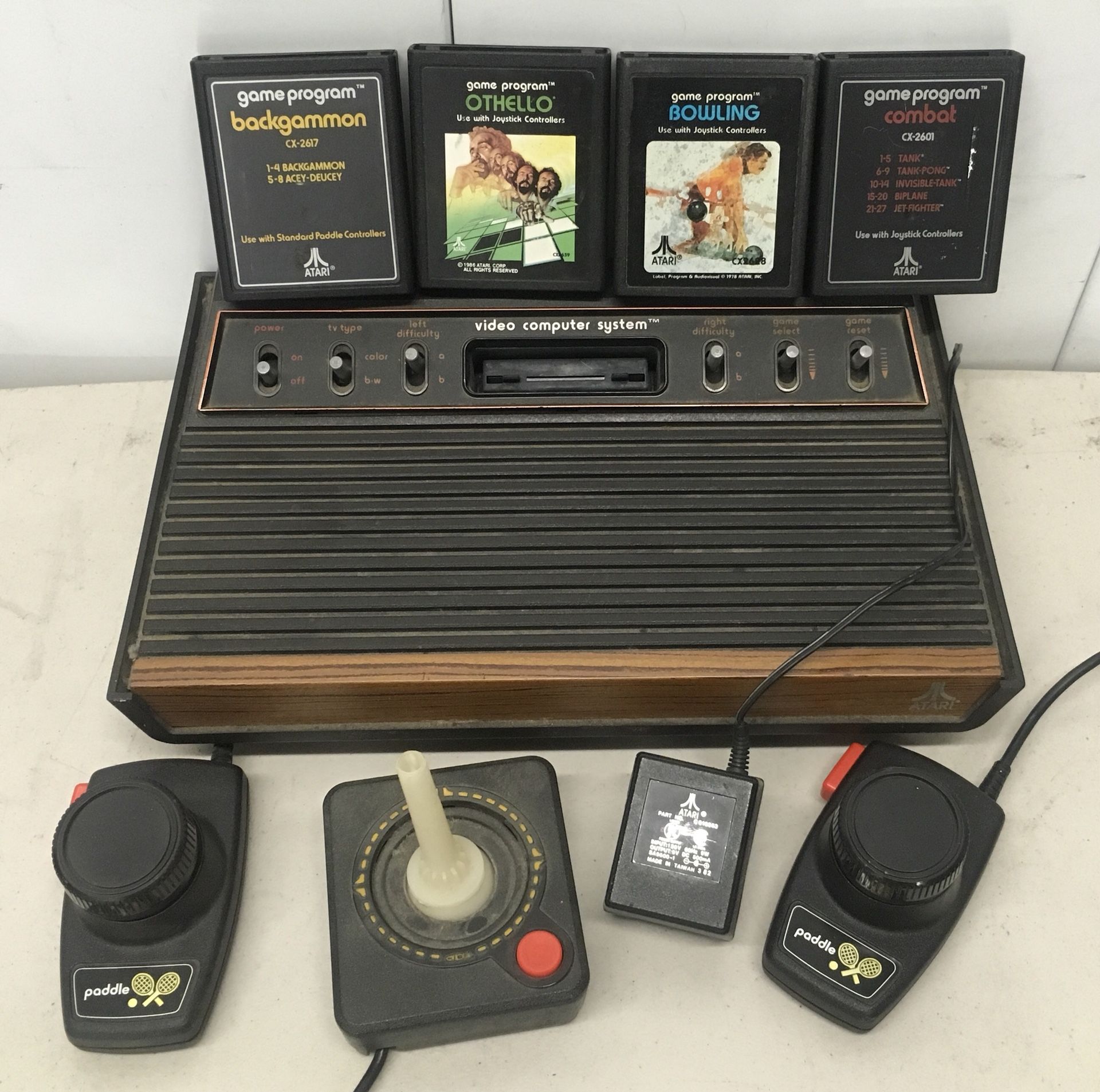 Vintage Atari 2600 console with 4 games,paddles & 1 joystick.😃