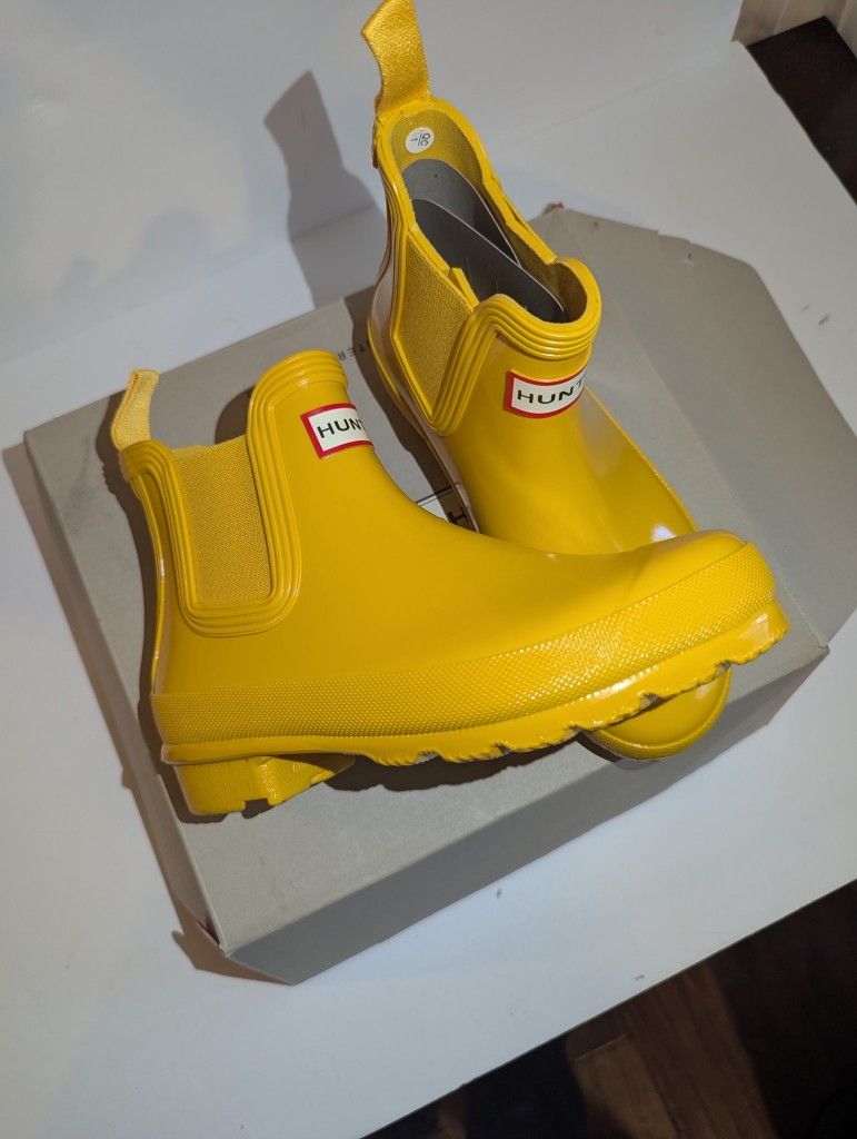 Hunter Women’s Yellow Gloss Original Chelsea Rain Boots (Size 5) – NEW! 🌧️💛
