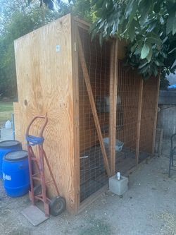 Cage w door wood 8 x 7 x 4 deep